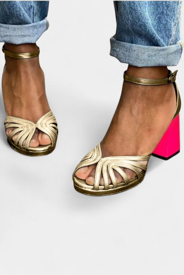 Solea – Sandalias Clásicas con Tira Dorada