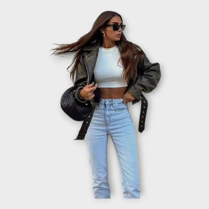 Moderní Krátká Kožená Bunda s Páskem a Vytříbenou Estetikou